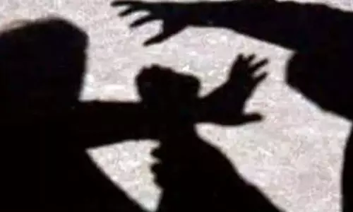 Telangana: अवैध संबंध को लेकर पति ने पत्नी पर हमला किया