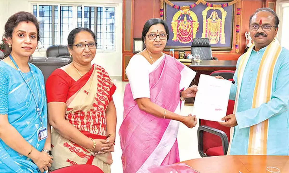 TTD EO ने पद्मावती कॉलेज के संकाय और कर्मचारियों की सराहना की TTD EO ने पद्मावती कॉलेज के संकाय और कर्मचारियों की सराहना की