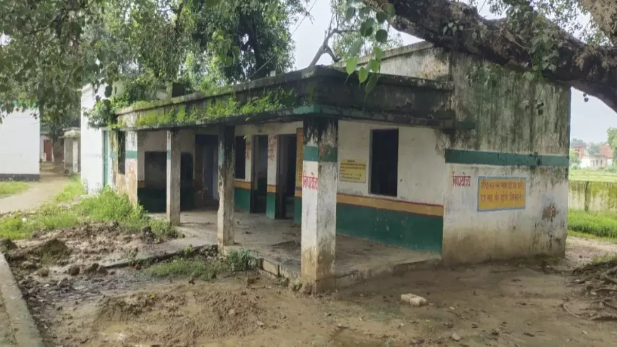Varanasi: बेहाल स्कूलों में भीगती शिक्षा, जिम्मेदार बेफिक्र छांव में Varanasi: बेहाल स्कूलों में भीगती शिक्षा, जिम्मेदार बेफिक्र छांव में