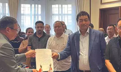 मेघालय के एकमात्र कांग्रेस विधायक रोनी वी लिंगदोह सत्तारूढ़ NPP में शामिल मेघालय के एकमात्र कांग्रेस विधायक रोनी वी लिंगदोह सत्तारूढ़ NPP में शामिल