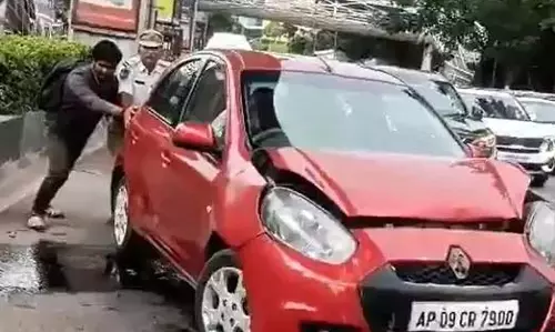 Telangana: सड़क दुर्घटना में एक व्यक्ति घायल Telangana: सड़क दुर्घटना में एक व्यक्ति घायल