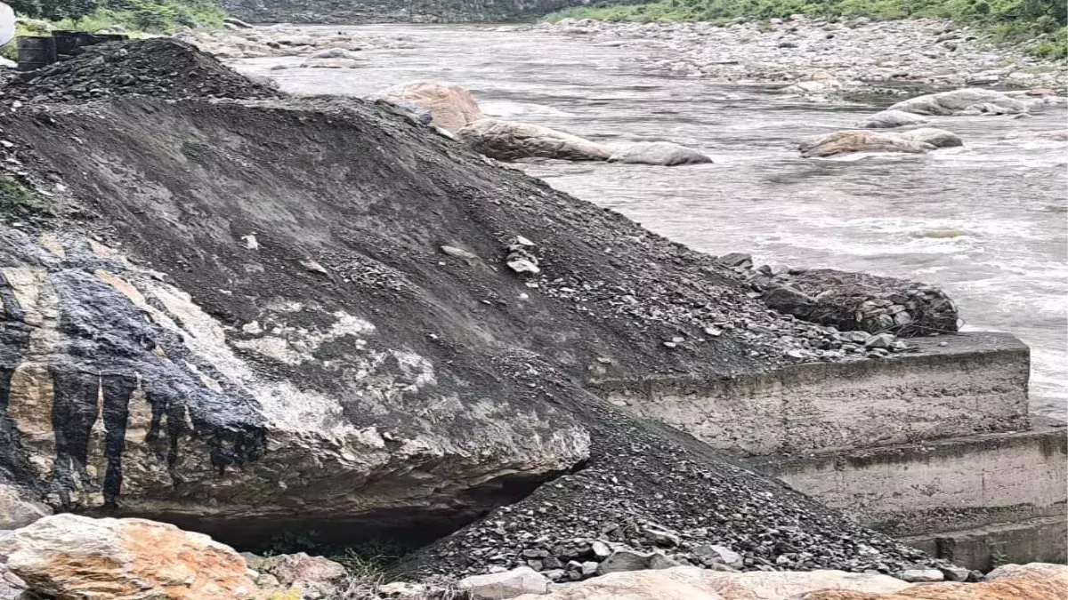 Nainital: कोसी नदी में मलबा फेंके जाने पर बवाल, लोगों ने दी आंदोलन की चेतावनी Nainital: कोसी नदी में मलबा फेंके जाने पर बवाल, लोगों ने दी आंदोलन की चेतावनी
