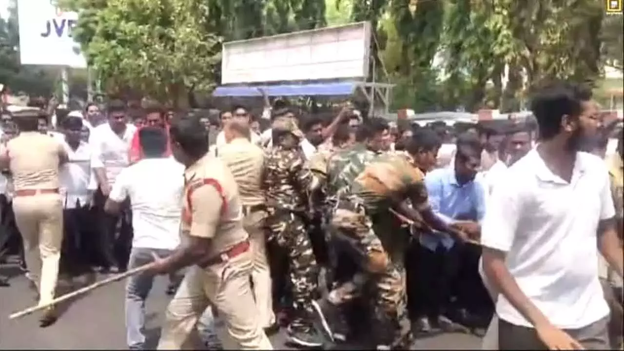 Andhra: पुलिस ने YSRCP कार्यकर्ताओं पर लाठीचार्ज किया Andhra: पुलिस ने YSRCP कार्यकर्ताओं पर लाठीचार्ज किया