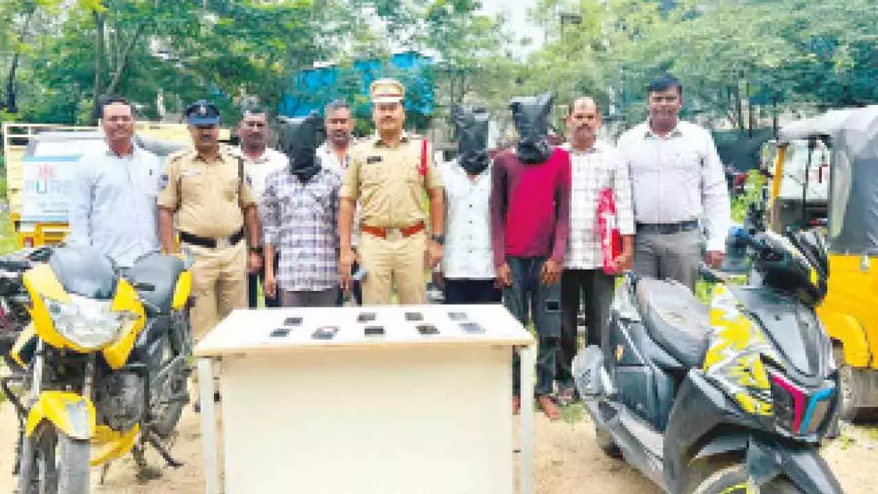 Telangana: पुलिस ने मोबाइल चोरी करने वाले गिरोह का पर्दाफाश किया, चोरी के नौ फोन बरामद