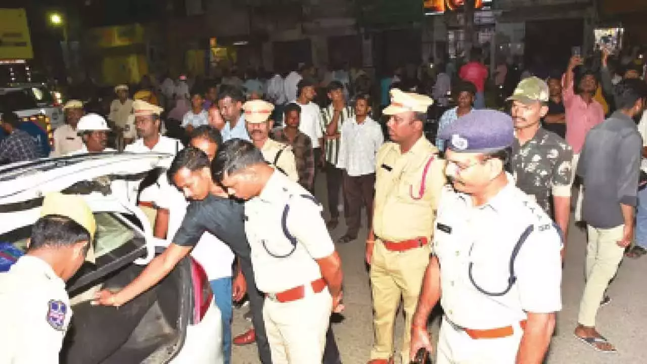 Telangana: गडवाल में वाहन जांच में शामिल हुए एसपी
