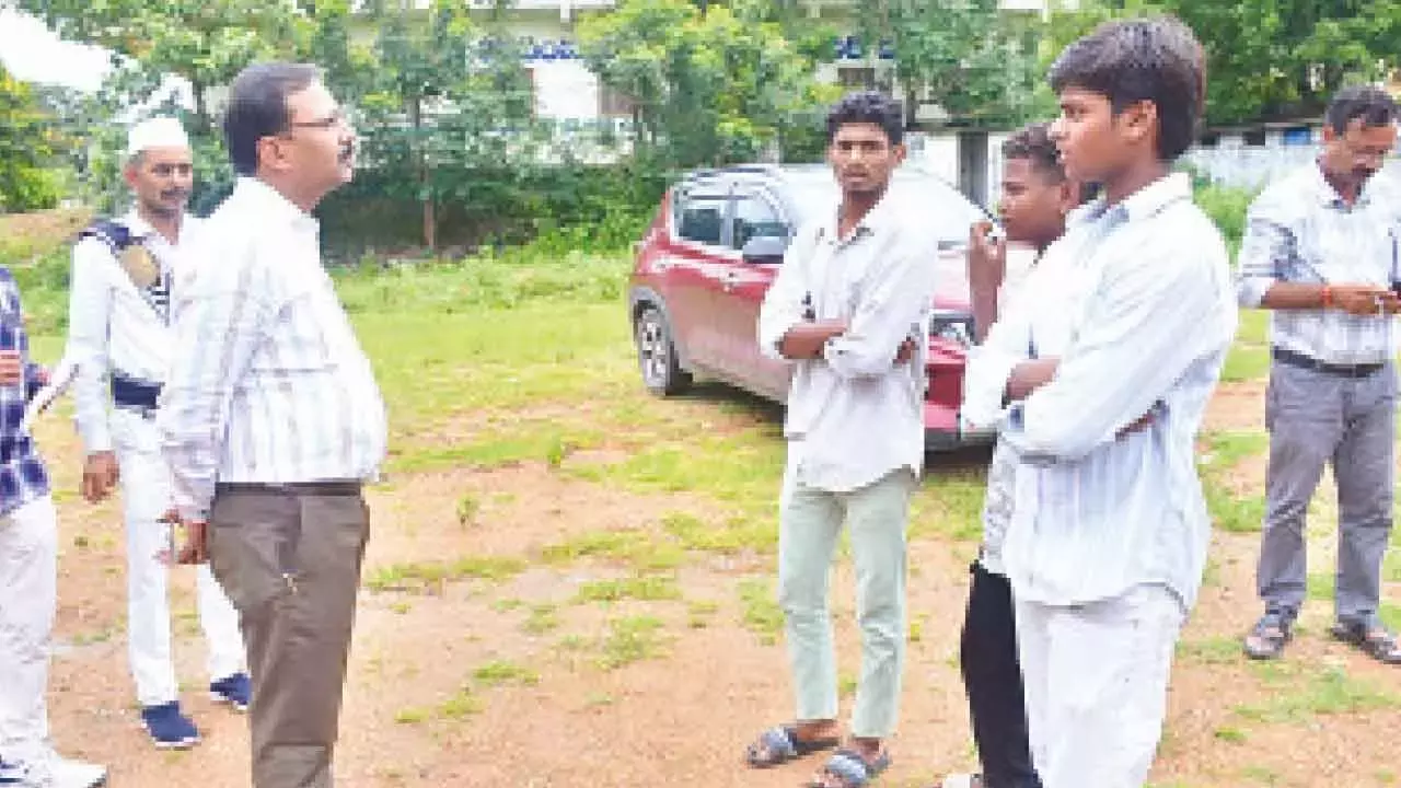 Collector ने निजी कॉलेज द्वारा टीसी देने से इनकार किए गए इंटर के छात्रों को बचाया Collector ने निजी कॉलेज द्वारा टीसी देने से इनकार किए गए इंटर के छात्रों को बचाया