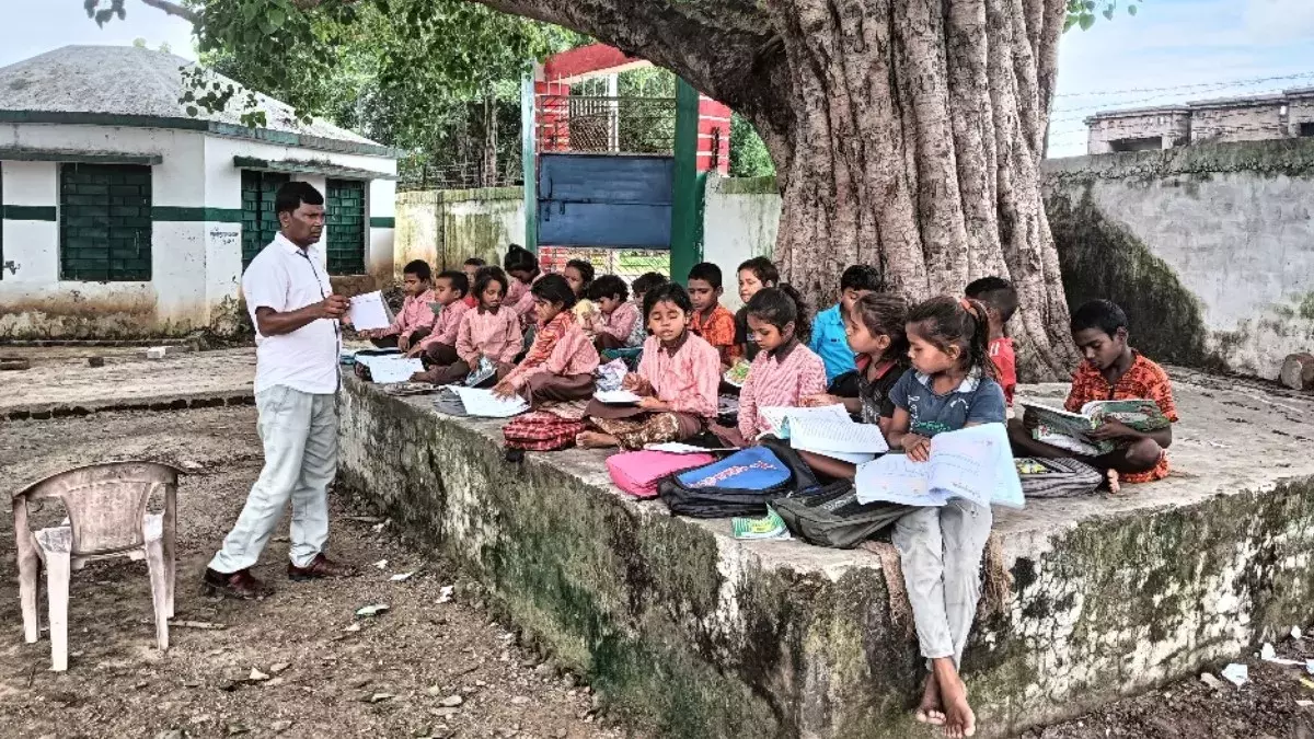 Mirzapur: टपकती छत और टूटी दीवारों के बीच बच्चों को भविष्य का पाठ पढ़ा रहे गुरुजी
