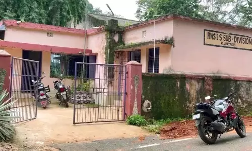 ओडिशा सरकार के इंजीनियर को चपरासी ने पानी की जगह पेशाब पिलाया
