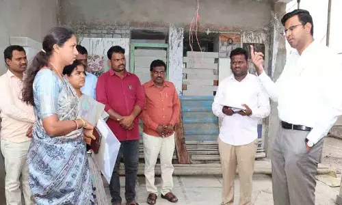 छात्रों द्वारा मुद्दों को लेकर सड़कों पर उतरने की घटना में वार्डन और सुपरवाइजर निलंबित छात्रों द्वारा मुद्दों को लेकर सड़कों पर उतरने की घटना में वार्डन और सुपरवाइजर निलंबित