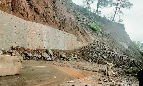 Kangra में भूस्खलन से जल, बिजली आपूर्ति योजनाएं प्रभावित