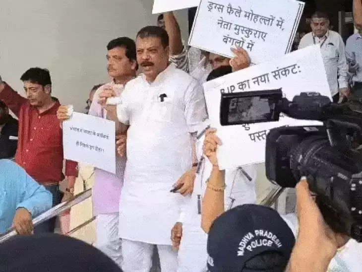 Bhopal: कांग्रेस ने विधानसभा में उठाया कानून व्यवस्था सवाल, विपक्ष ने किया प्रदर्शन Bhopal: कांग्रेस ने विधानसभा में उठाया कानून व्यवस्था सवाल, विपक्ष ने किया प्रदर्शन