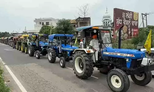 Amritsar: सरकार की भूमि पूलिंग नीति के विरोध में किसानों ने ट्रैक्टर मार्च निकाला