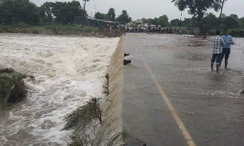 MP: नीमच में ओवरफ्लो के बाद नागरिकों ने ऊंची पुलिया निर्माण की मांग की MP: नीमच में ओवरफ्लो के बाद नागरिकों ने ऊंची पुलिया निर्माण की मांग की