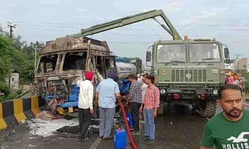 Amritsar: ईंधन टैंकर से टक्कर के बाद 2 कार सवारों की मौत Amritsar: ईंधन टैंकर से टक्कर के बाद 2 कार सवारों की मौत