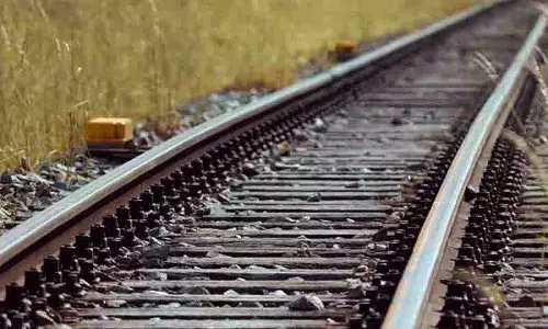 Hyderabad में तेज रफ्तार ट्रेन के नीचे आकर युवक ने आत्महत्या कर ली Hyderabad में तेज रफ्तार ट्रेन के नीचे आकर युवक ने आत्महत्या कर ली