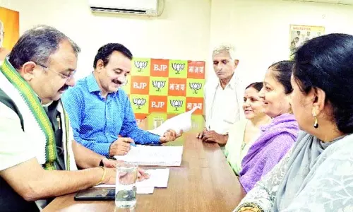 Jammu: विक्रम रंधावा ने सुनी जनता की शिकायतें Jammu: विक्रम रंधावा ने सुनी जनता की शिकायतें