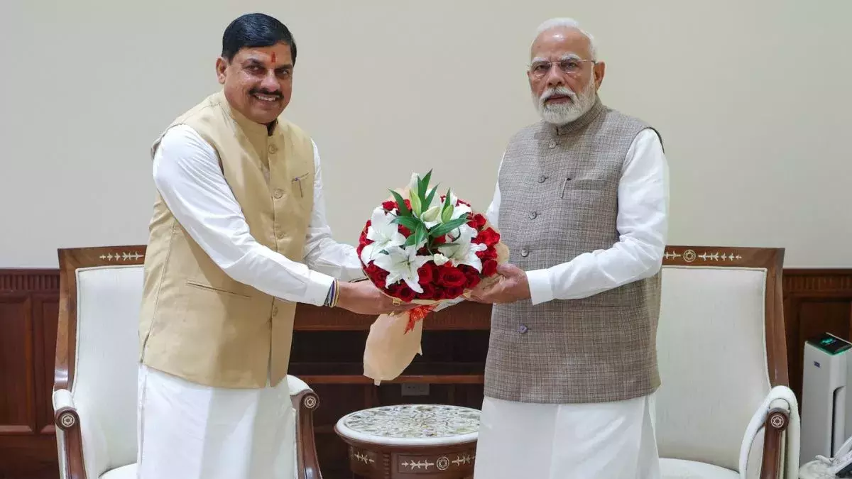 MP: सीएम मोहन यादव ने पीएम मोदी को सौंपा 18 महीने का रिपोर्ट MP: सीएम मोहन यादव ने पीएम मोदी को सौंपा 18 महीने का रिपोर्ट