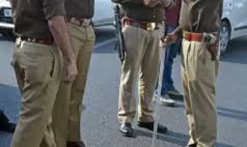 Baliya: मुआवजा मांगने आई भीड़ पर पुलिस ने किया बल प्रयोग Baliya: मुआवजा मांगने आई भीड़ पर पुलिस ने किया बल प्रयोग