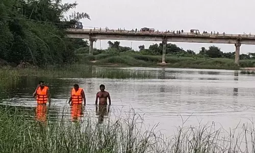 मछली पकड़ने गए तीन लोग लापता
