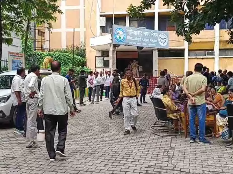 Ghaziabad: झमाझम बारिश के बीच नगर निगम मुख्यालय में करंट का खतरा