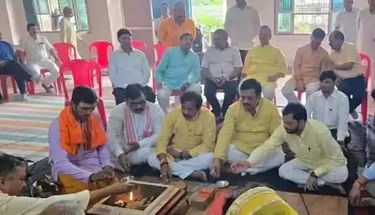 Varanasi: अनिल राजभर ने महामना छात्रावास के निर्माण के लिए भूमि पूजन किया