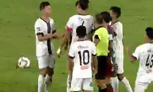 मैच के दौरान बढ़ा तनाव, खेल भावना को लगा धक्का मैच के दौरान बढ़ा तनाव, खेल भावना को लगा धक्का