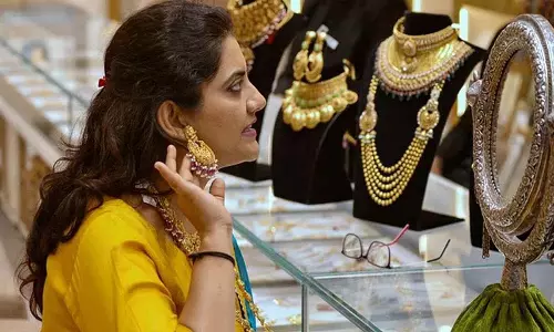 सोने-चांदी के दाम गिर रहे हैं.. फिर कितनी घटी?
