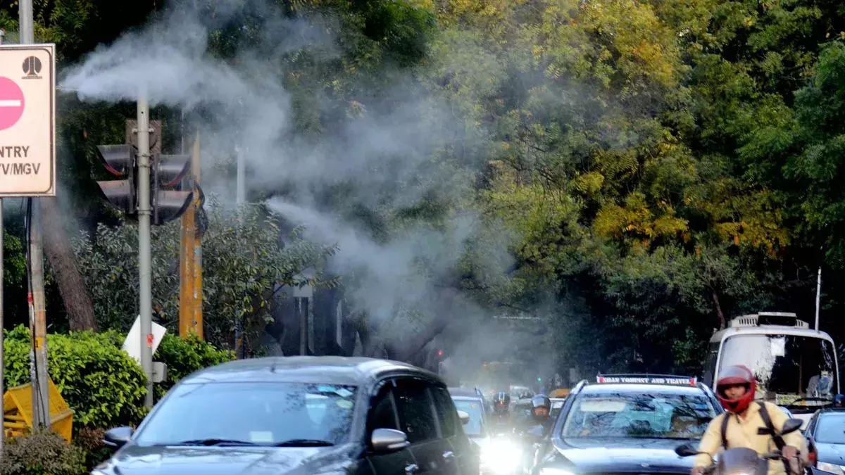 Delhi: प्रदूषण कंट्रोल की पहल: दिल्ली की सड़कों पर लगेगा मिस्ट स्प्रे सिस्टम