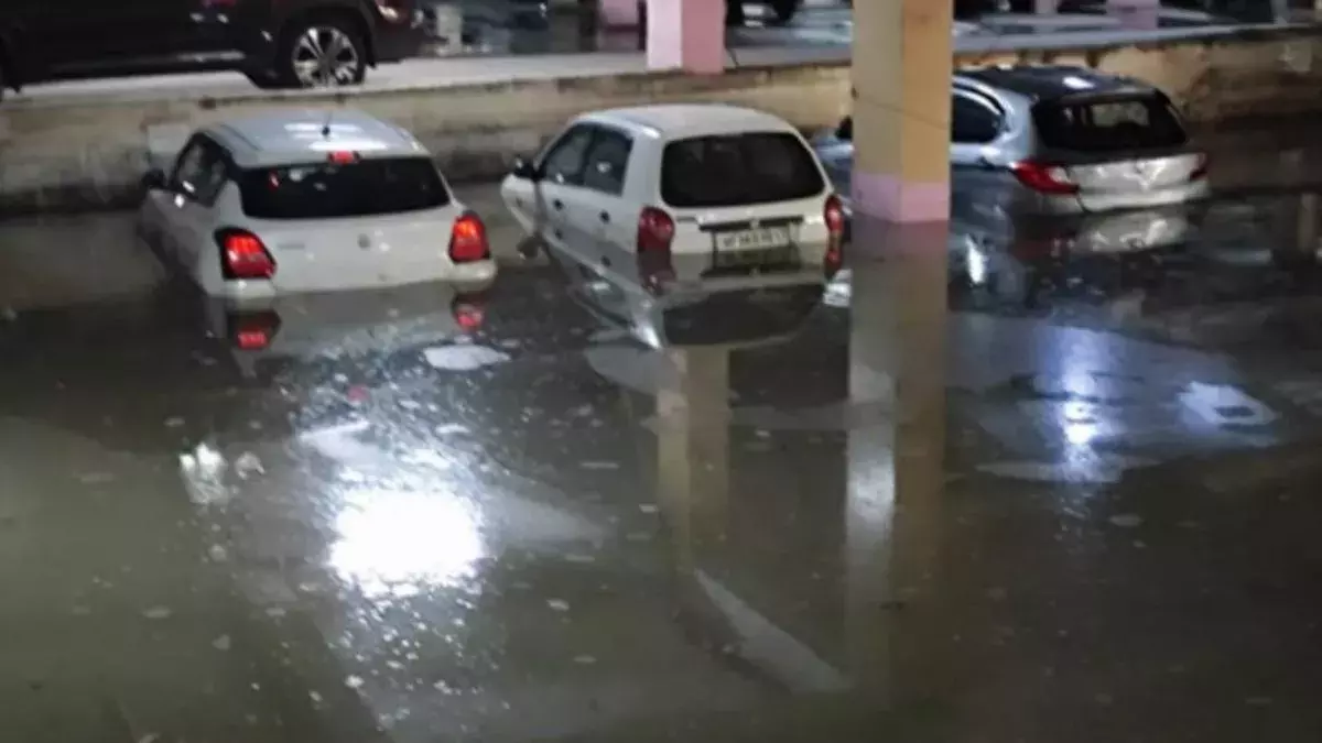 Delhi:ग्रेटर नोएडा वेस्ट: बेसमेंट में खड़ी सैकड़ों कारें जलमग्न, रेजिडेंट्स को भारी नुकसान Delhi:ग्रेटर नोएडा वेस्ट: बेसमेंट में खड़ी सैकड़ों कारें जलमग्न, रेजिडेंट्स को भारी नुकसान