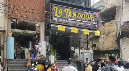 रेस्टोरेंट का अपशिष्ट सड़क में फेंका गया था, सील की कार्रवाई रेस्टोरेंट का अपशिष्ट सड़क में फेंका गया था, सील की कार्रवाई