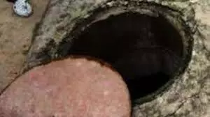 नाबालिग लड़के के सीवर में गिरने के बाद बचाव अभियान जारी नाबालिग लड़के के सीवर में गिरने के बाद बचाव अभियान जारी