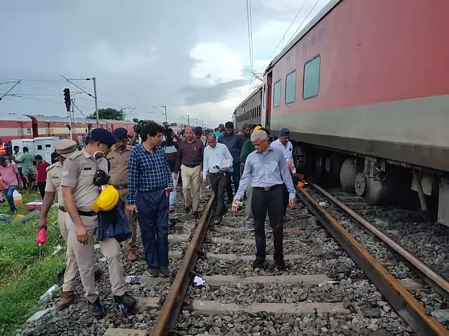 कावरप्पेट्टई रेल दुर्घटना षड्यंत्र: उच्च स्तरीय समिति की जांच रिपोर्ट में जानकारी कावरप्पेट्टई रेल दुर्घटना षड्यंत्र: उच्च स्तरीय समिति की जांच रिपोर्ट में जानकारी