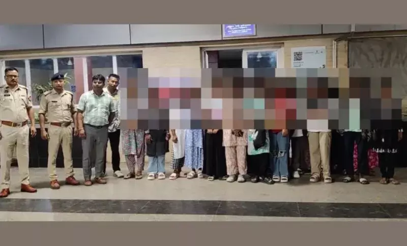 Assam: तिनसुकिया रेलवे स्टेशन पर संदिग्ध मानव तस्करी से 26 लड़कियों को बचाया गया Assam: तिनसुकिया रेलवे स्टेशन पर संदिग्ध मानव तस्करी से 26 लड़कियों को बचाया गया
