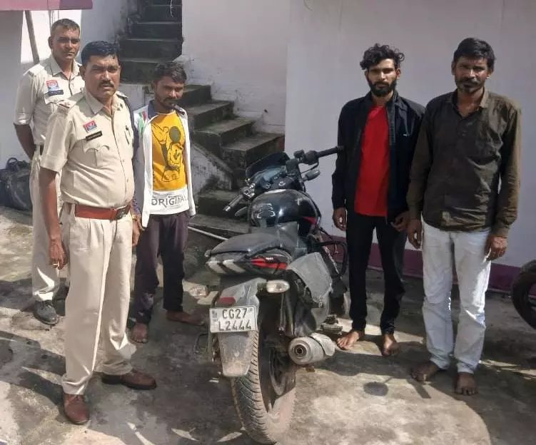 तीन लड़के गिरफ्तार, चोरी की पल्सर बाइक बरामद तीन लड़के गिरफ्तार, चोरी की पल्सर बाइक बरामद