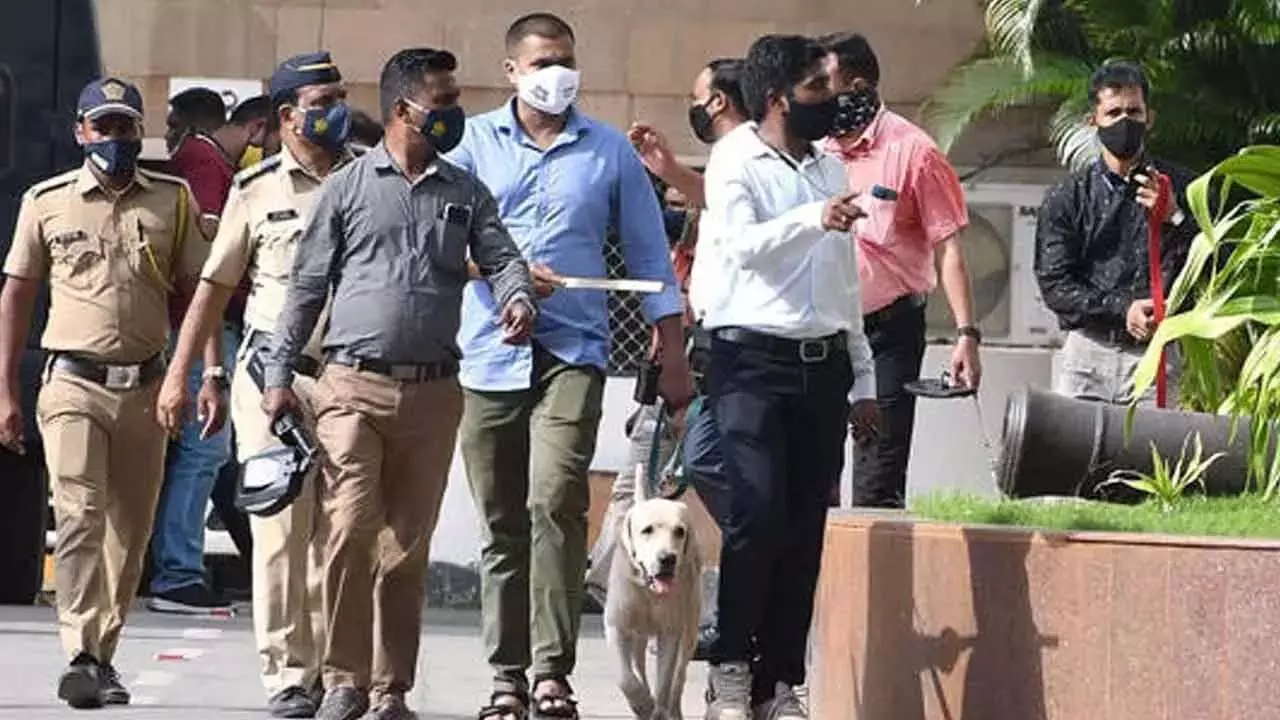 Bangalore के एक अपार्टमेंट में बम की अफवाह Bangalore के एक अपार्टमेंट में बम की अफवाह