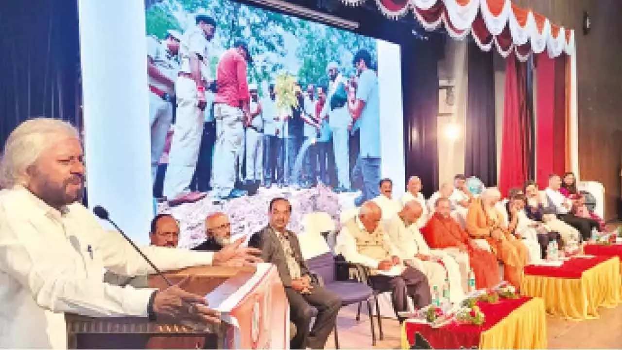मीडिया को संवेदनशील मुद्दों की रिपोर्टिंग में चिंता दिखानी चाहिए: Khandre मीडिया को संवेदनशील मुद्दों की रिपोर्टिंग में चिंता दिखानी चाहिए: Khandre