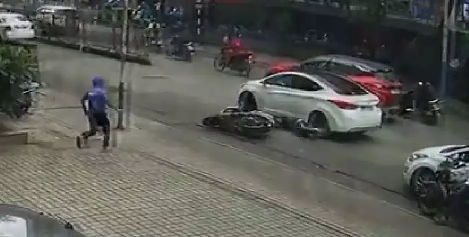 Pune : बाइक फिसलने के बाद कार से कुचलकर वरिष्ठ नागरिक की मौत Pune : बाइक फिसलने के बाद कार से कुचलकर वरिष्ठ नागरिक की मौत