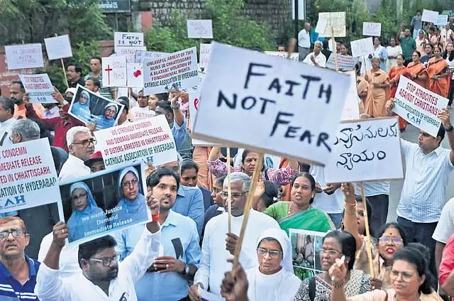 Hyderabad में ननों की गिरफ्तारी के विरोध में ईसाइयों ने मौन मार्च निकाला Hyderabad में ननों की गिरफ्तारी के विरोध में ईसाइयों ने मौन मार्च निकाला