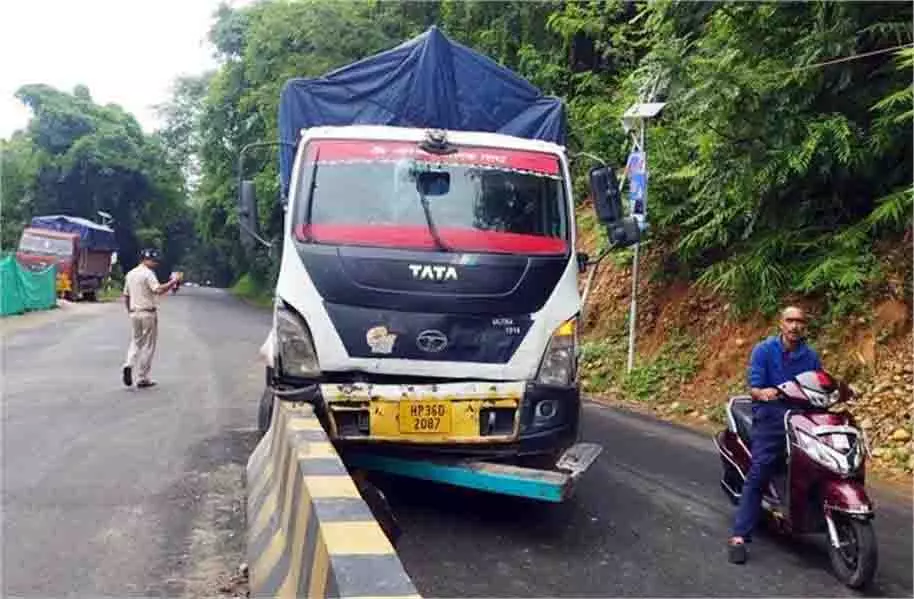 Kangra: राष्ट्रीय राजमार्ग ट्रक डिवाइडर से टकराया, चालक घायल Kangra: राष्ट्रीय राजमार्ग ट्रक डिवाइडर से टकराया, चालक घायल