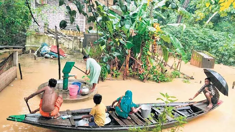 Kendrapara बाढ़ प्रभावित Kendrapara में पानी लाने के लिए महिलाएं नाव का सहारा ले रही Kendrapara बाढ़ प्रभावित Kendrapara में पानी लाने के लिए महिलाएं नाव का सहारा ले रही