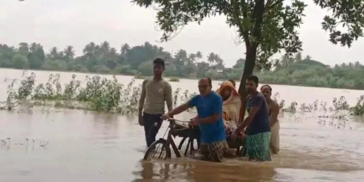 डॉक्टरों ने बाढ़ के पानी से गर्भवती महिला को बचाया डॉक्टरों ने बाढ़ के पानी से गर्भवती महिला को बचाया