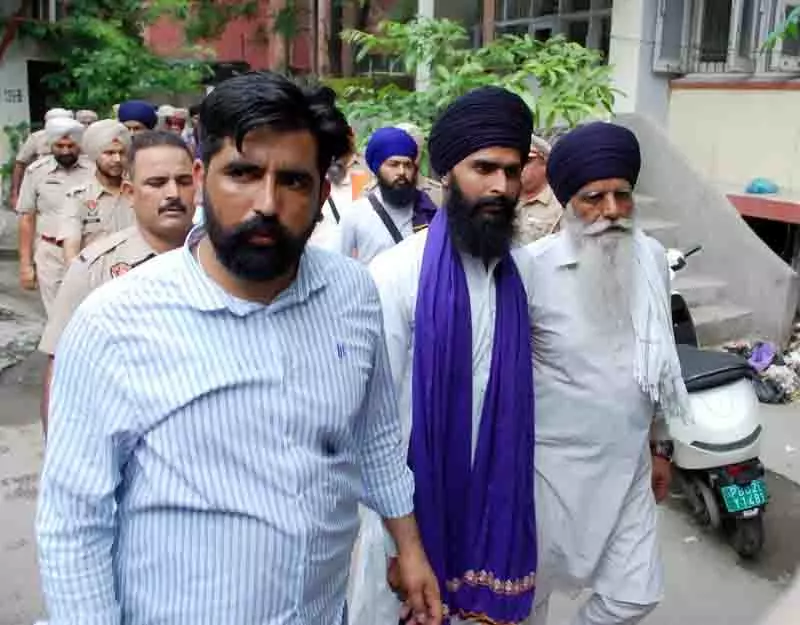 अजनाला पुलिस स्टेशन पर हमले के आरोप में Amritpal के साथियों को अदालत में पेश किया अजनाला पुलिस स्टेशन पर हमले के आरोप में Amritpal के साथियों को अदालत में पेश किया