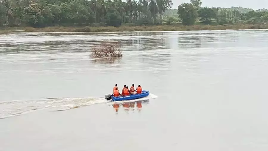 सूदखोरों का खतरा; झील में कूदने के बाद महिला को बचाया गया सूदखोरों का खतरा; झील में कूदने के बाद महिला को बचाया गया