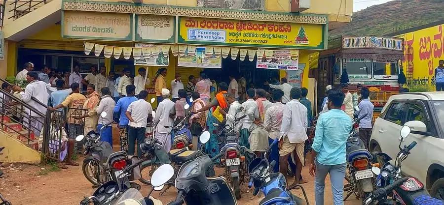 Gajendragarh : यूरिया पाने के लिए किसान बेताब Gajendragarh : यूरिया पाने के लिए किसान बेताब
