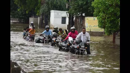 गुरुग्राम में फिर से बारिश, फिर वही मुसीबतें गुरुग्राम में फिर से बारिश, फिर वही मुसीबतें