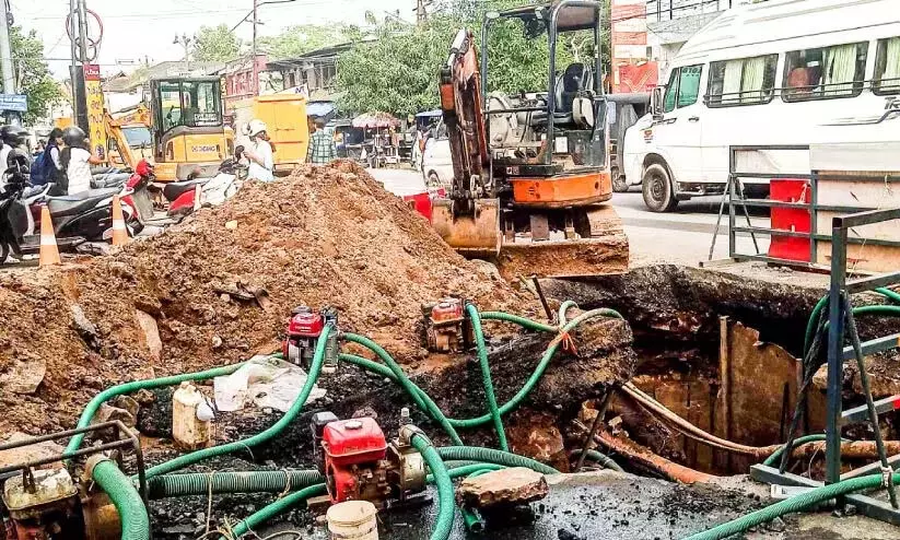 Kerala : काना निर्माण के दौरान पाइप फटा, तीन दिन से पेयजल नहीं Kerala : काना निर्माण के दौरान पाइप फटा, तीन दिन से पेयजल नहीं