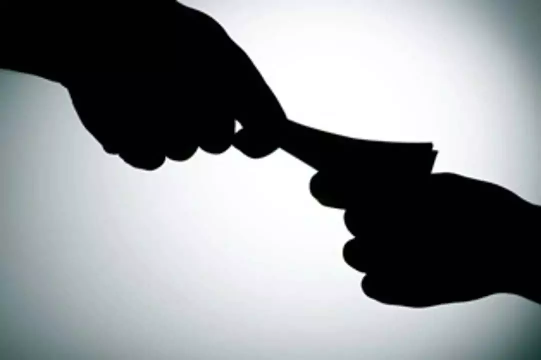 Odisha : राजस्व कर्मचारी रिश्वत लेते रंगे हाथों पकड़ा गया Odisha : राजस्व कर्मचारी रिश्वत लेते रंगे हाथों पकड़ा गया