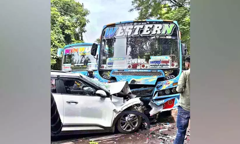 Kerala : बस-कार की टक्कर में 14 लोग घायल Kerala : बस-कार की टक्कर में 14 लोग घायल