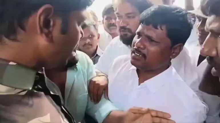 Andhra के मंत्री के भाई को पुलिस कांस्टेबल को थप्पड़ मारते हुए कैमरे में कैद किया गया Andhra के मंत्री के भाई को पुलिस कांस्टेबल को थप्पड़ मारते हुए कैमरे में कैद किया गया