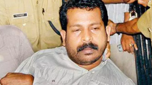 Kerala : टीपी चंद्रशेखरन हत्याकांड का आरोपी हिरासत में शराब पीते पकड़ा गया Kerala : टीपी चंद्रशेखरन हत्याकांड का आरोपी हिरासत में शराब पीते पकड़ा गया